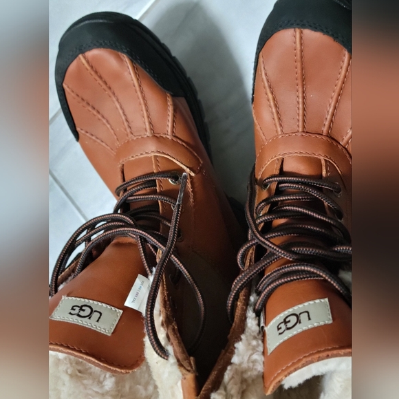 UGG-Vibram Women's Tan Leather and Black Lace-Up Winter Boots- Sheepskin SZ 7 - Picture 2 of 12